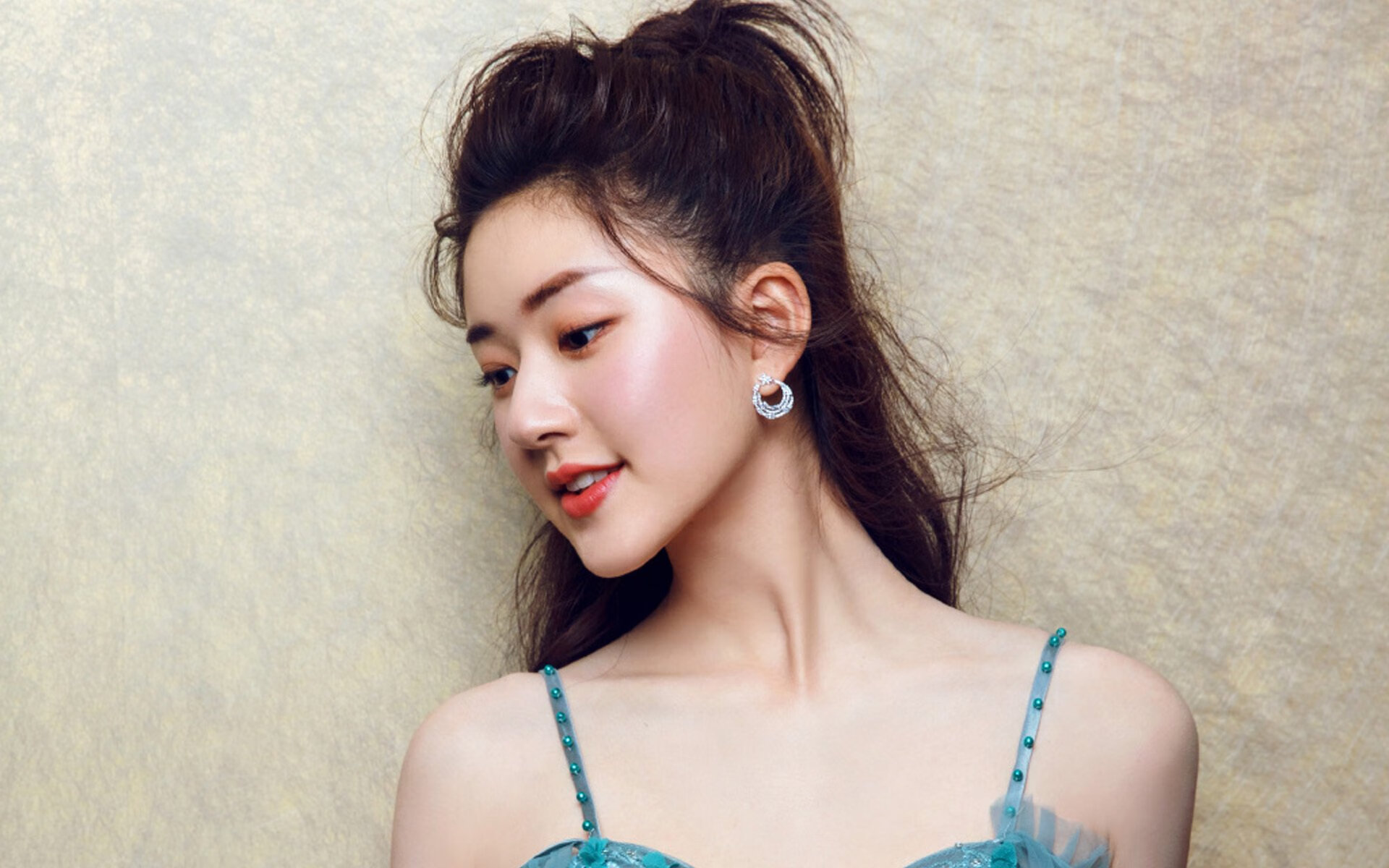 灰熊前场篮板保护不足导致失分,灰熊队控球后卫